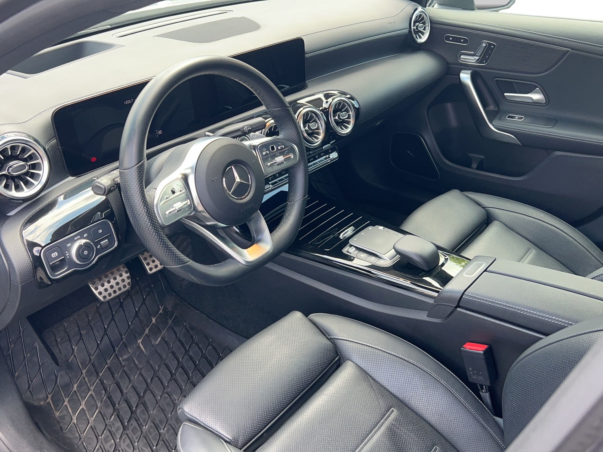 MERCEDES-BENZ A 220 d 4Matic AMG Line-image-9