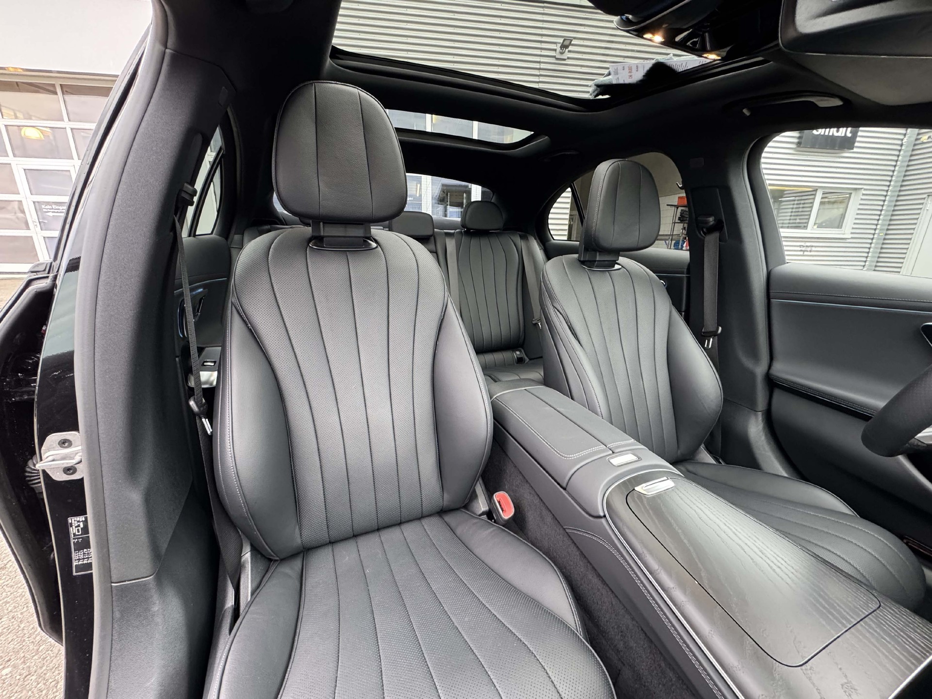 MERCEDES-BENZ E 200 AMG-Line 4Matic-image-8