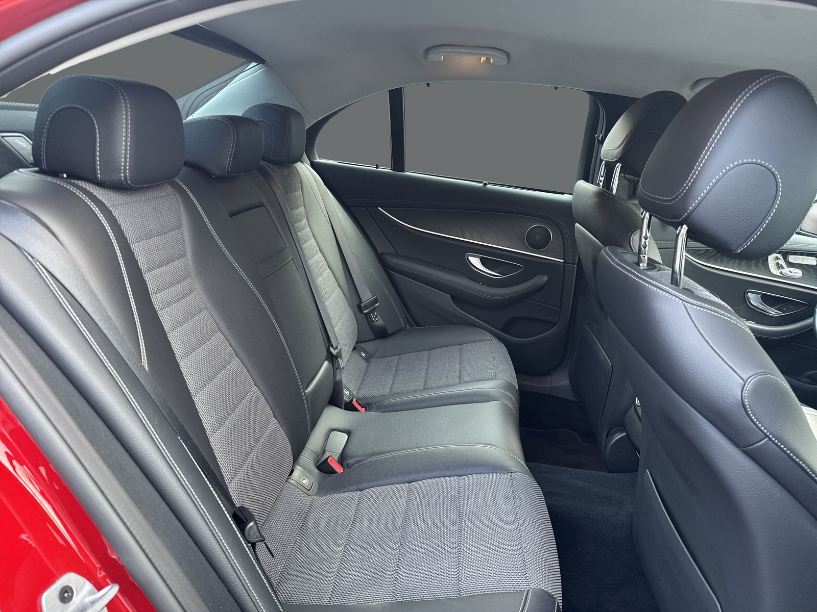 MERCEDES-BENZ E 400 d 4M AMG Line-image-18