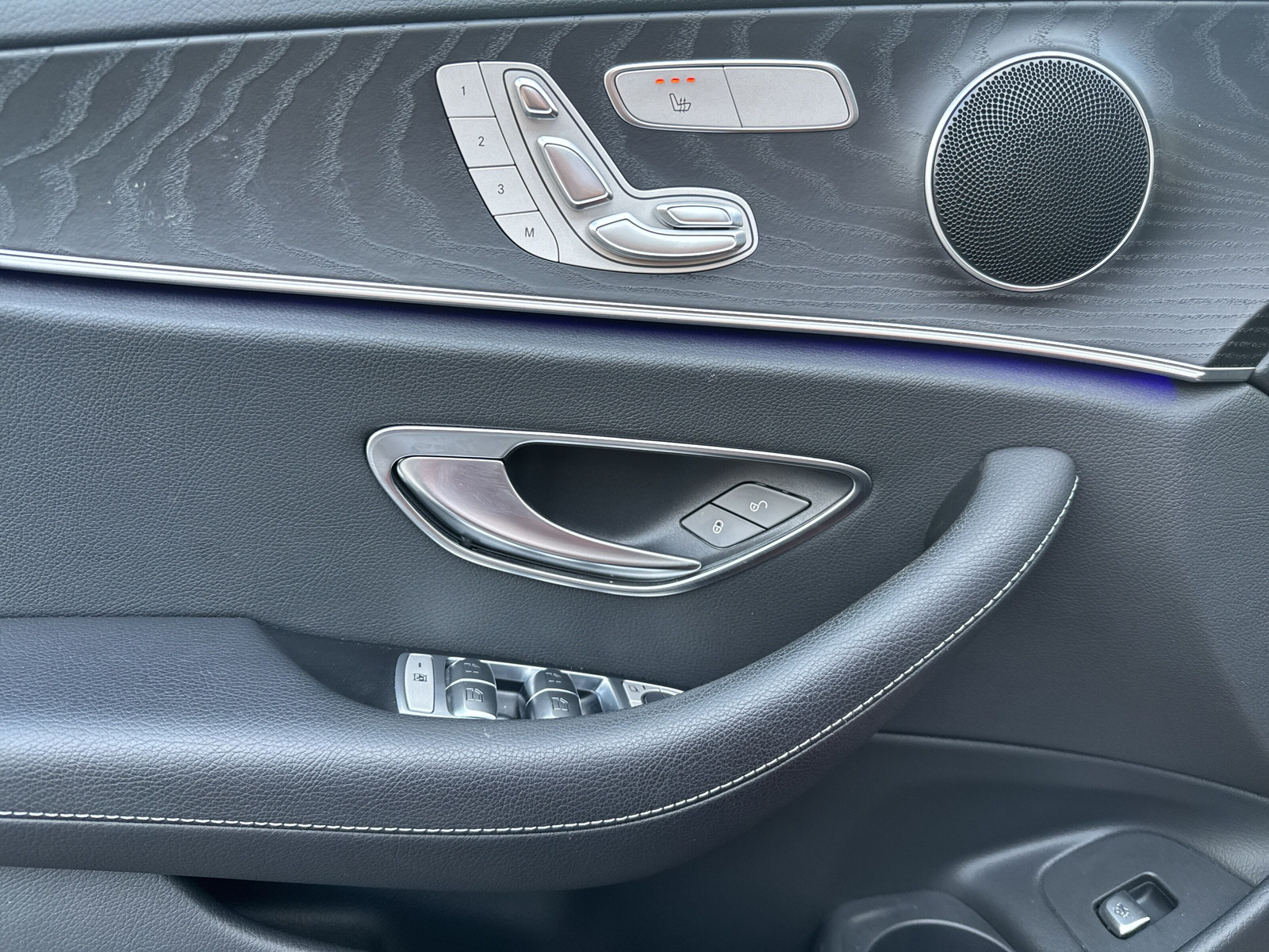 MERCEDES-BENZ E 400 d 4M AMG Line-image-11