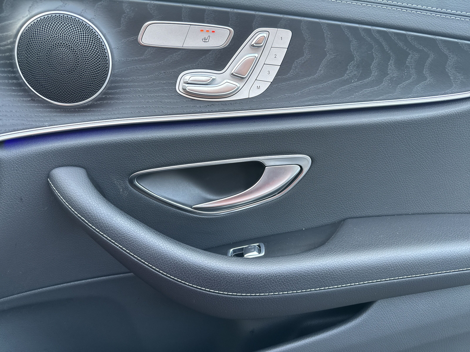 MERCEDES-BENZ E 400 d 4M AMG Line-image-16