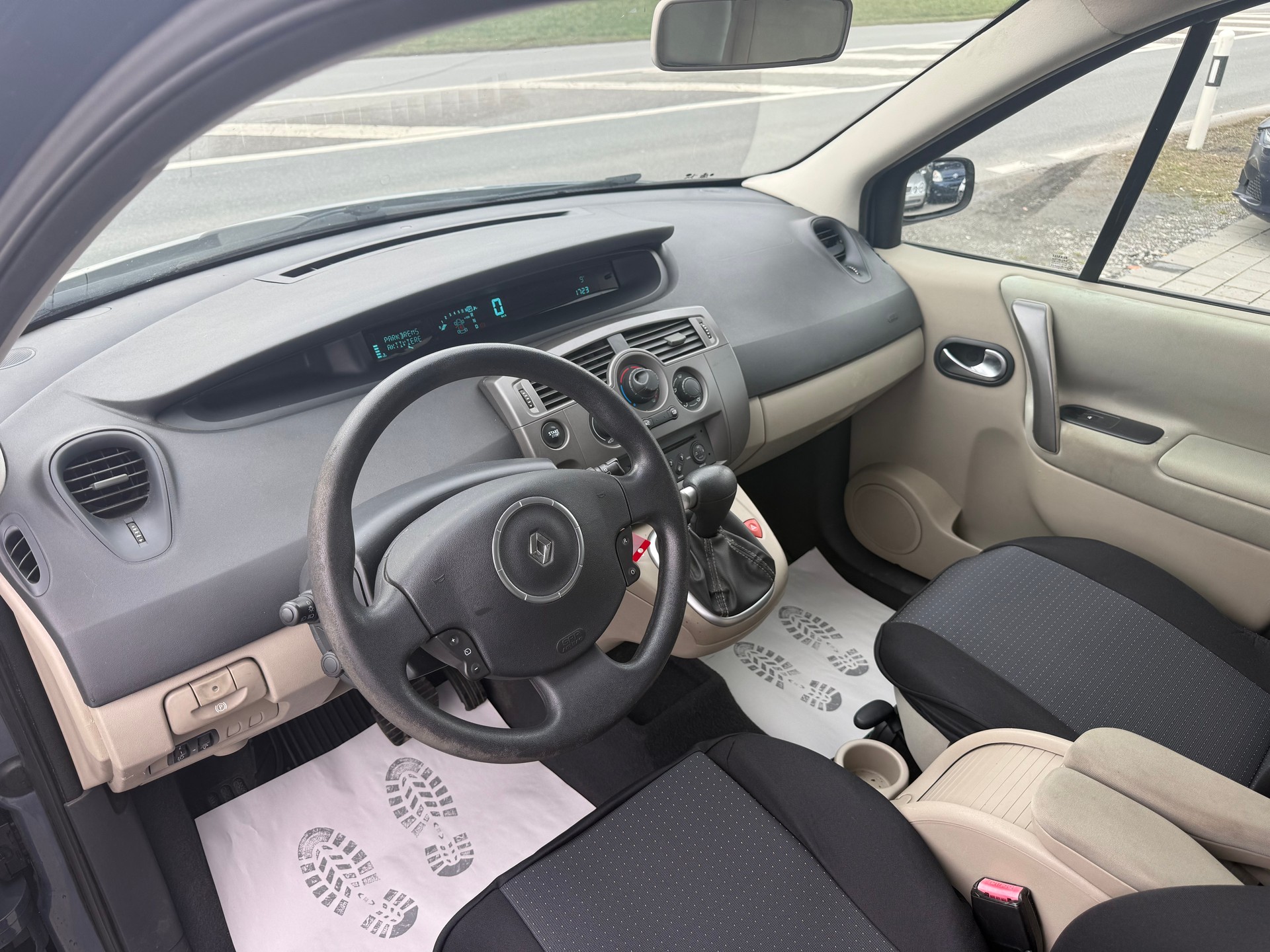RENAULT Scénic 1.6 16V Fairway Automatic-image-8
