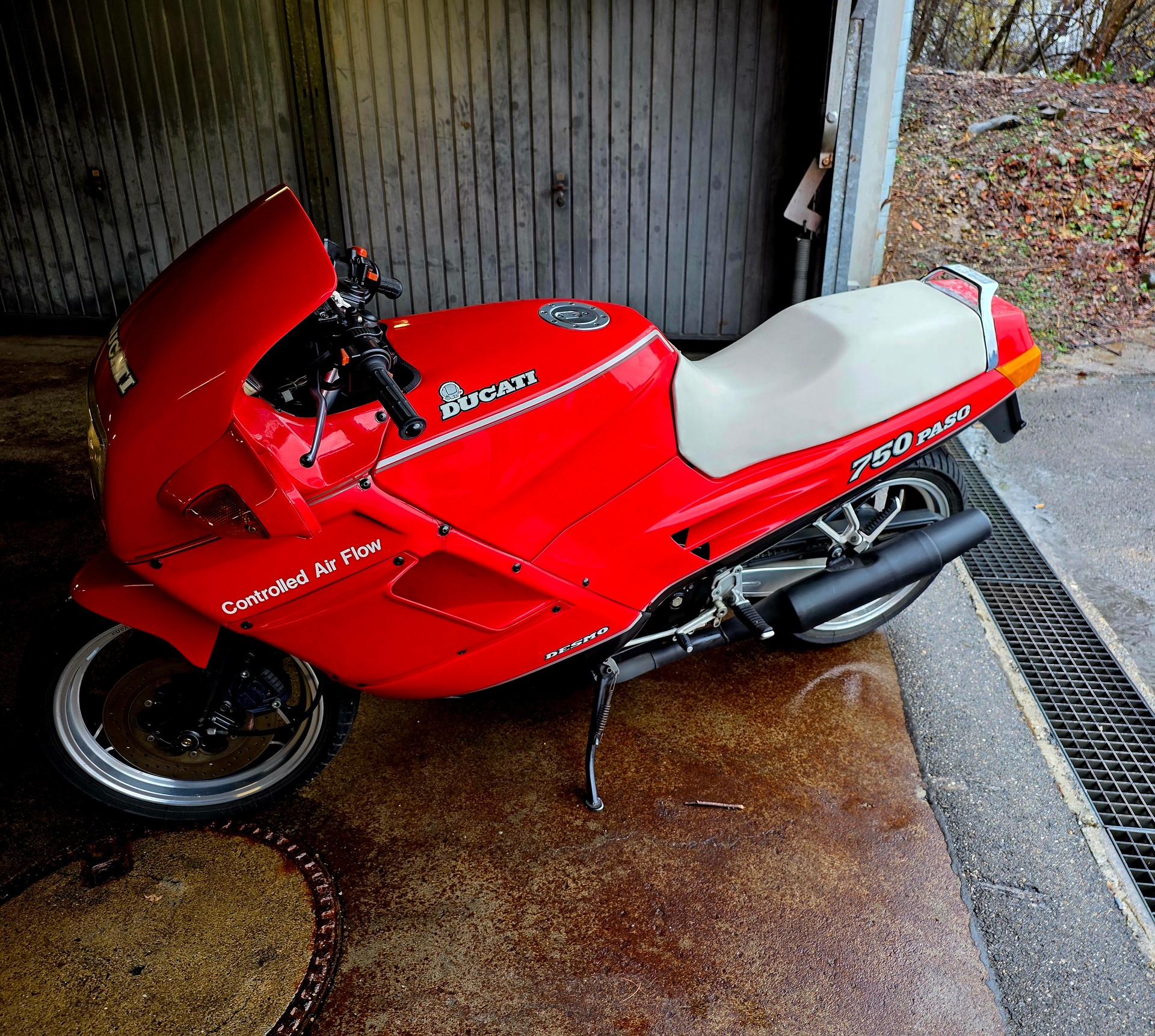 DUCATI Paso 750-image-5
