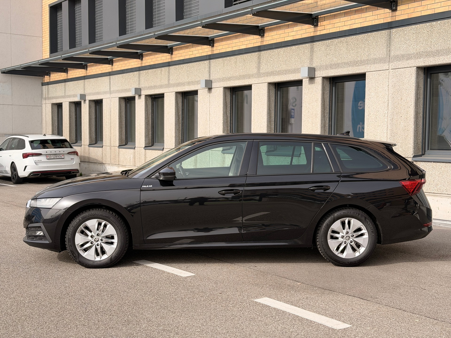 SKODA Octavia Combi 2.0 TDI DSG Ambition-showroom-element-1