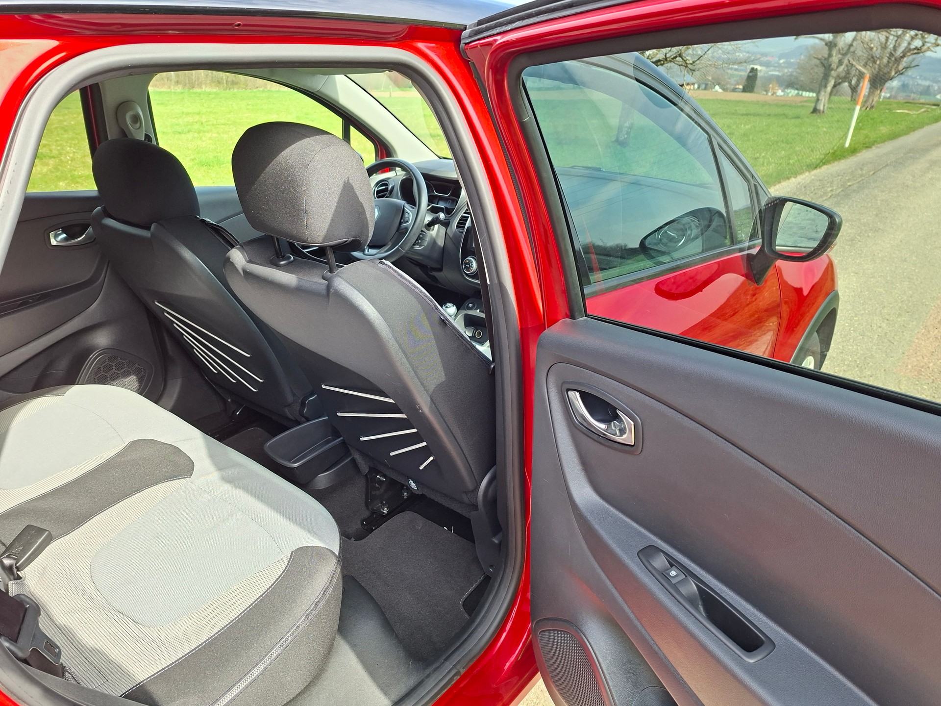 RENAULT Captur 1.2 T 16V Intens-image-12