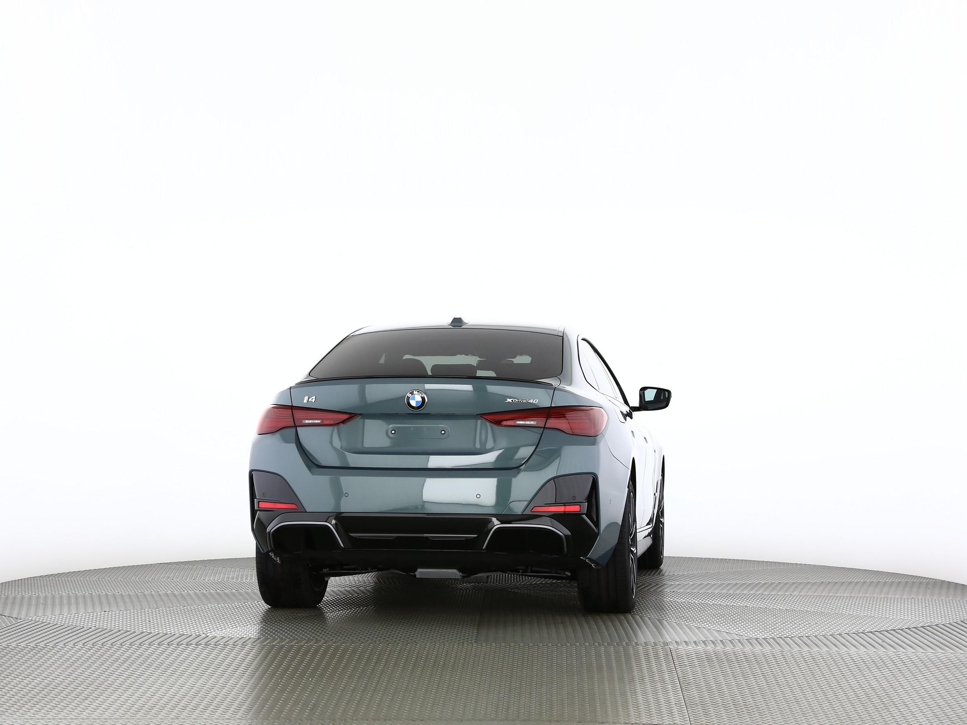 BMW i4 xDrive40-image-17
