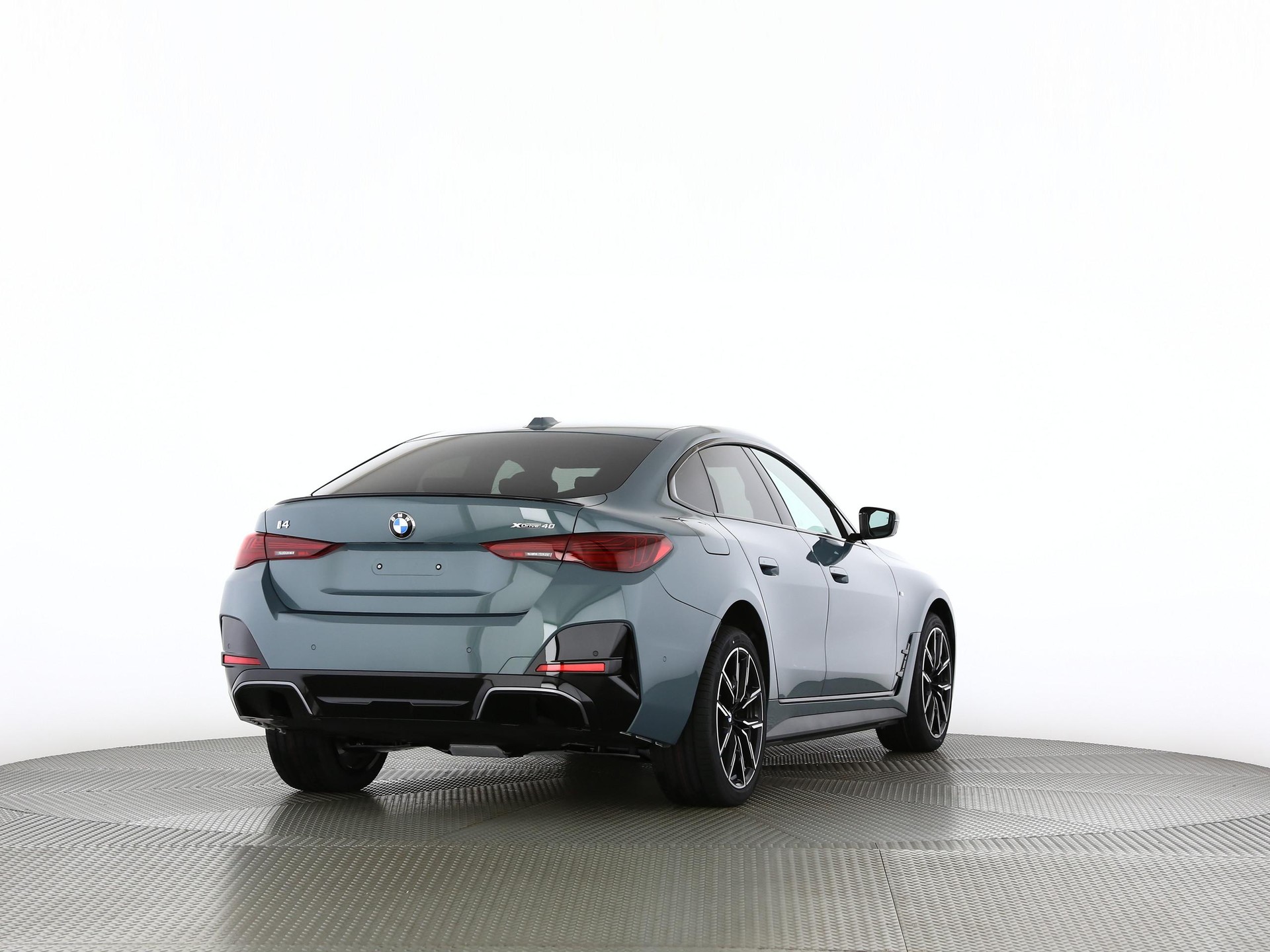 BMW i4 xDrive40-image-18