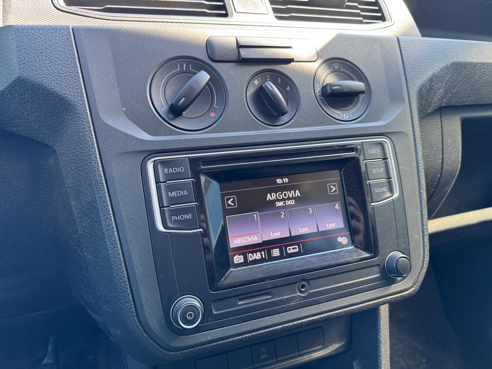 VW Caddy 1.0 TSI BlueMotion Technology-image-12