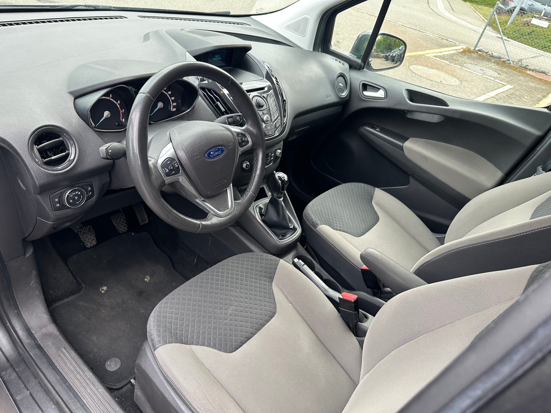 FORD Tourneo Courier 1.0 SCTi Titanium-image-10