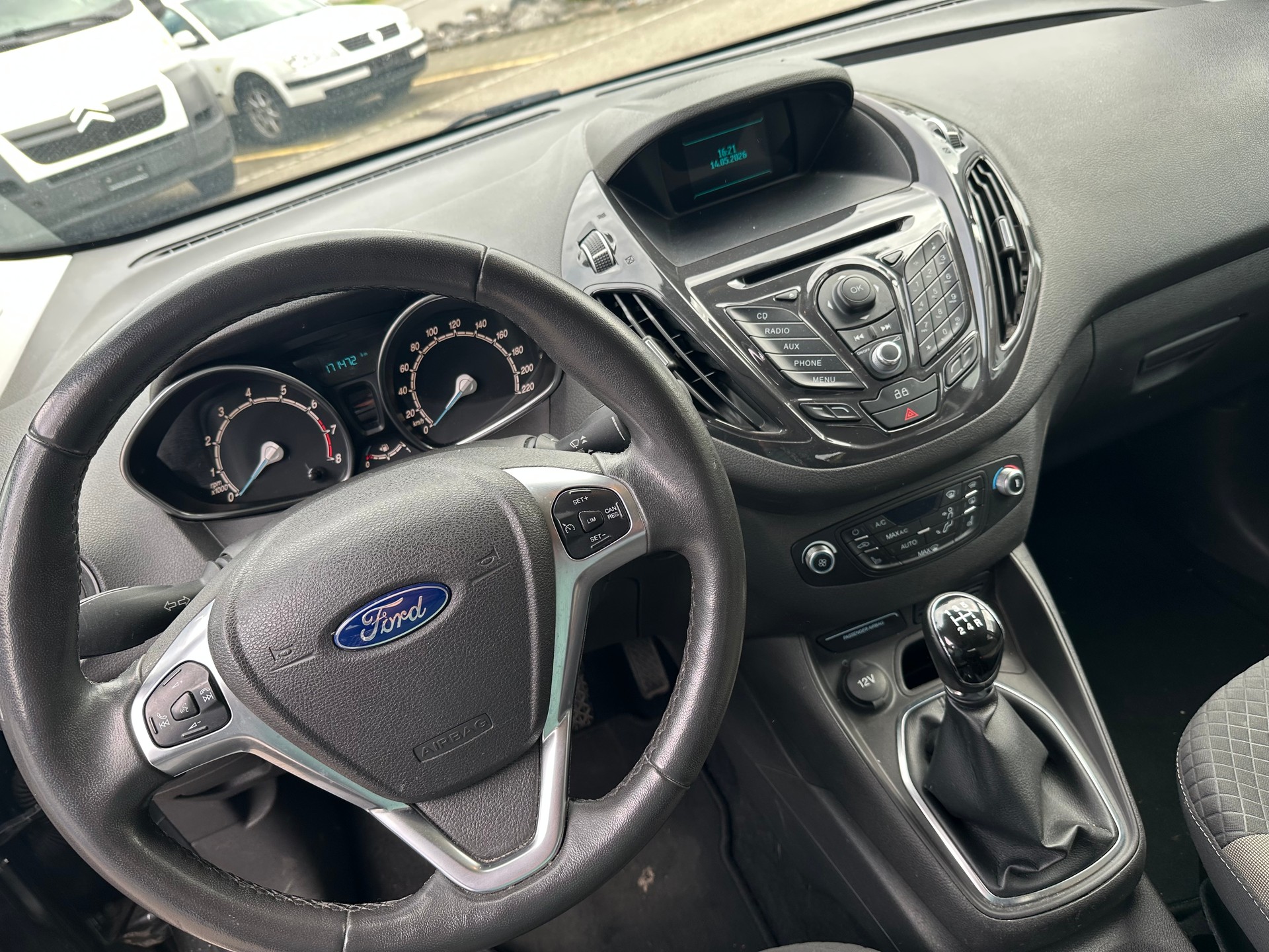 FORD Tourneo Courier 1.0 SCTi Titanium-image-11