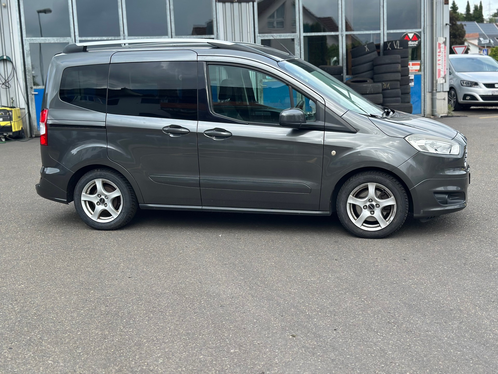 FORD Tourneo Courier 1.0 SCTi Titanium-image-4