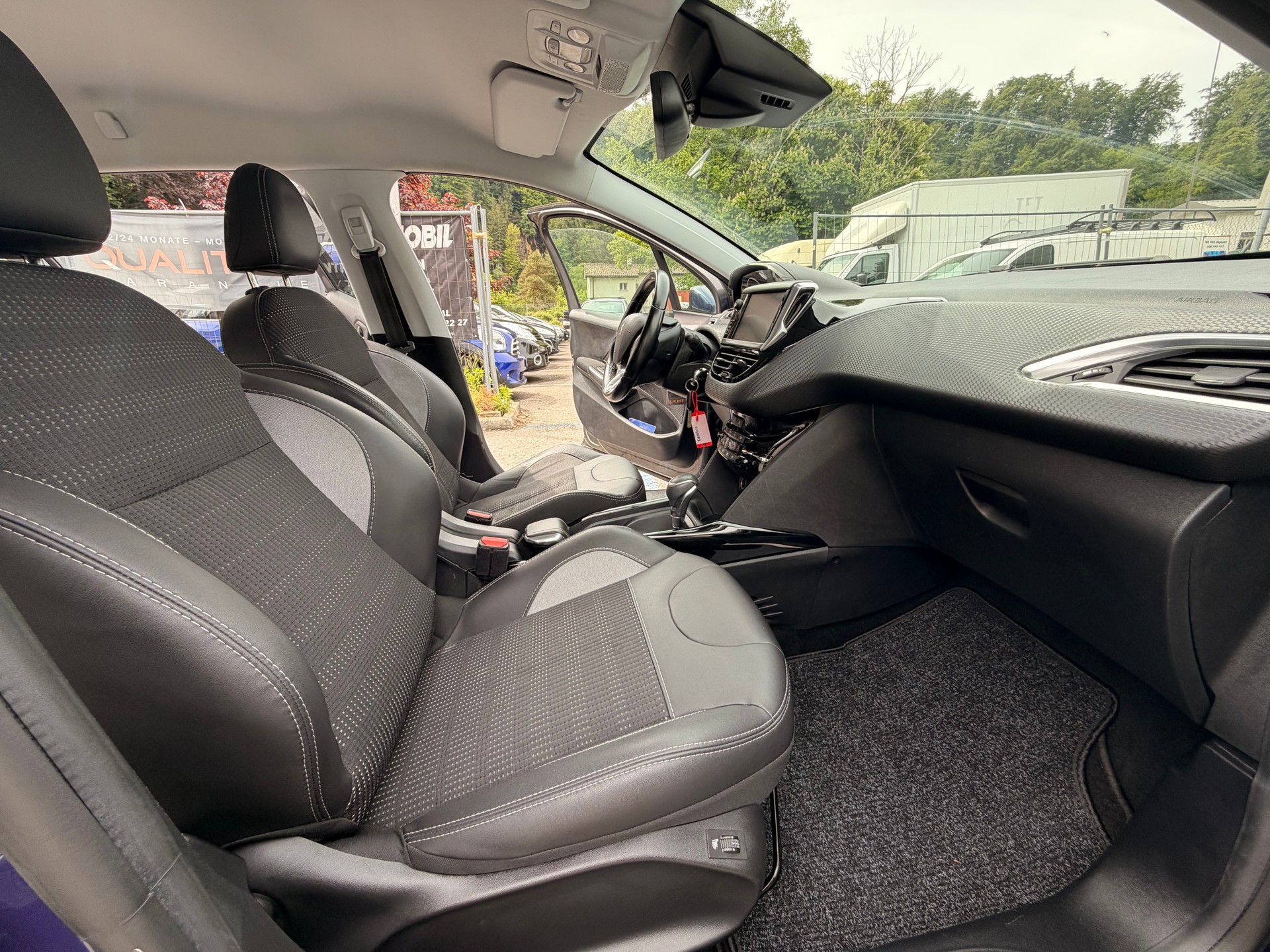 PEUGEOT 2008 1.2 PureTech Allure EAT6-image-12