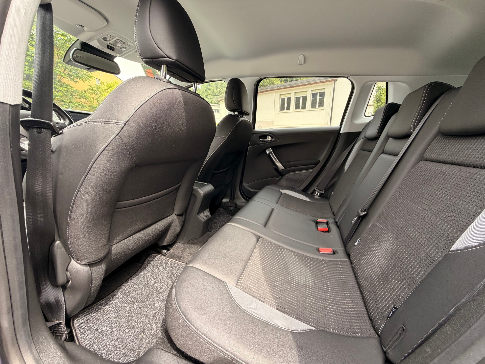 PEUGEOT 2008 1.2 PureTech Allure EAT6-image-9