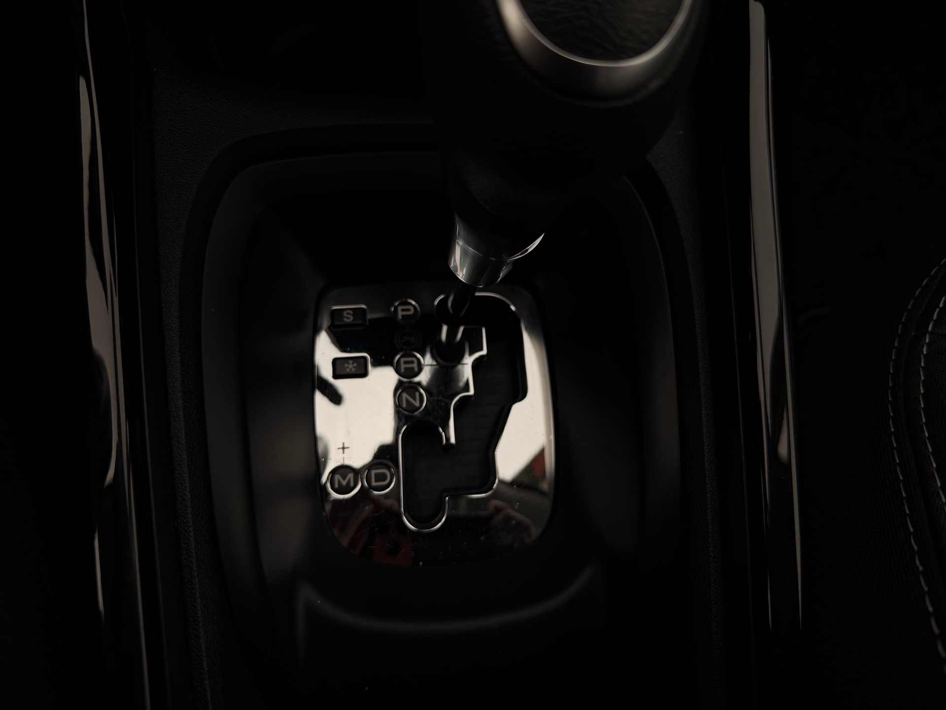 PEUGEOT 2008 1.2 PureTech Allure EAT6-image-26