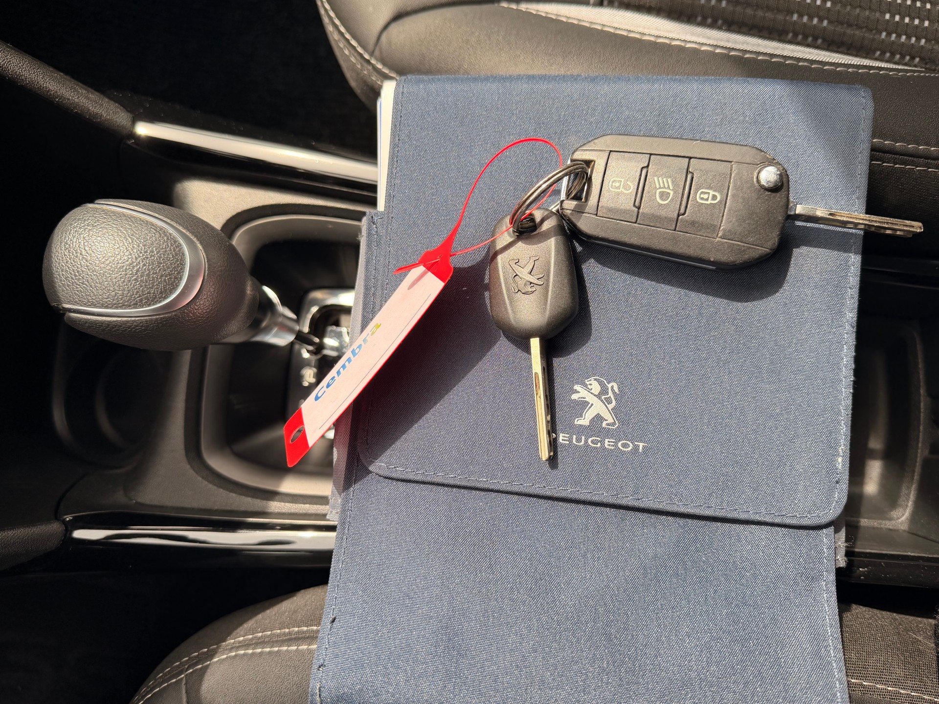 PEUGEOT 2008 1.2 PureTech Allure EAT6-image-31