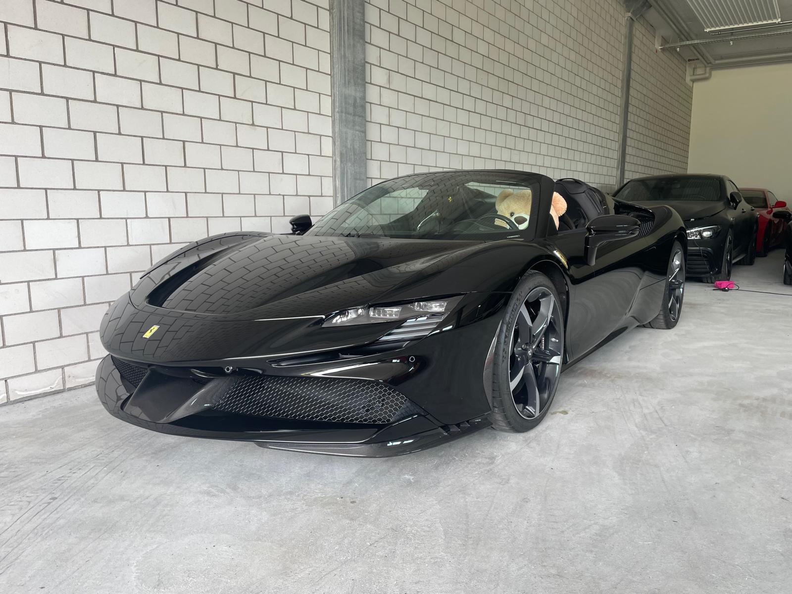 FERRARI SF90 Spider Full Carbon-showroom-element-1