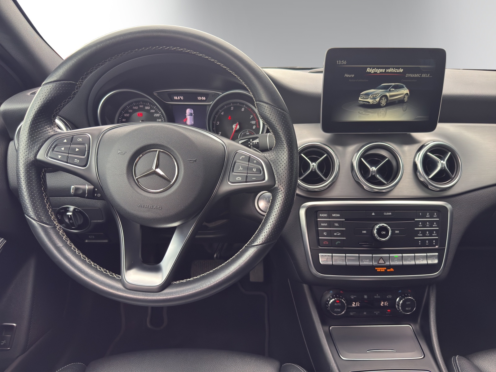 MERCEDES-BENZ GLA 250 Urban 4Matic-image-12
