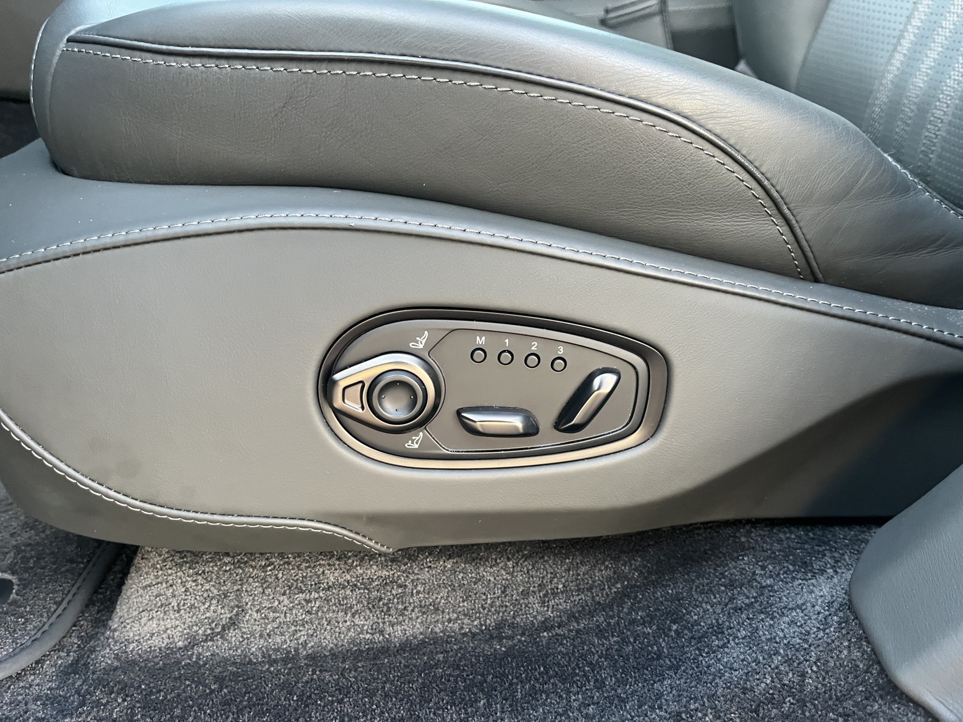 ASTON MARTIN DBX 4.0 V8*New Modell 707PS!!*-image-15