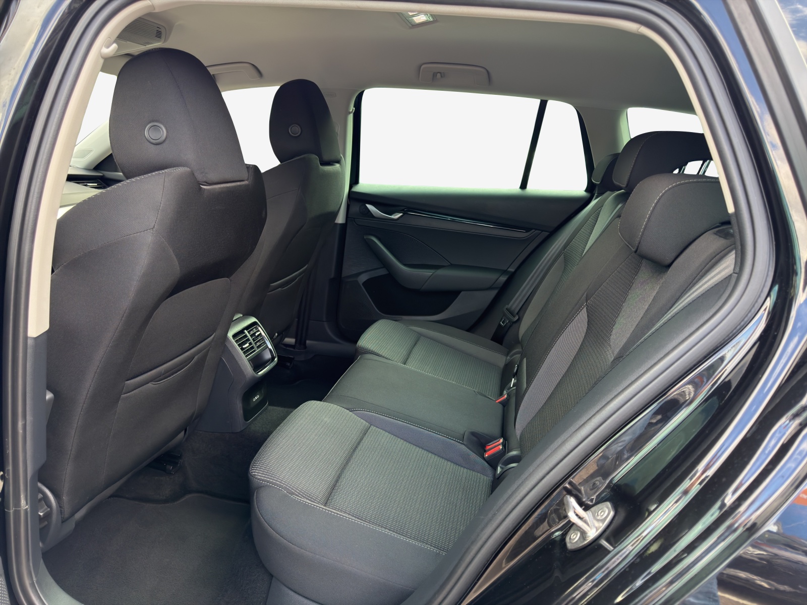 SKODA Octavia Combi 2.0 TDI DSG Selection-image-11