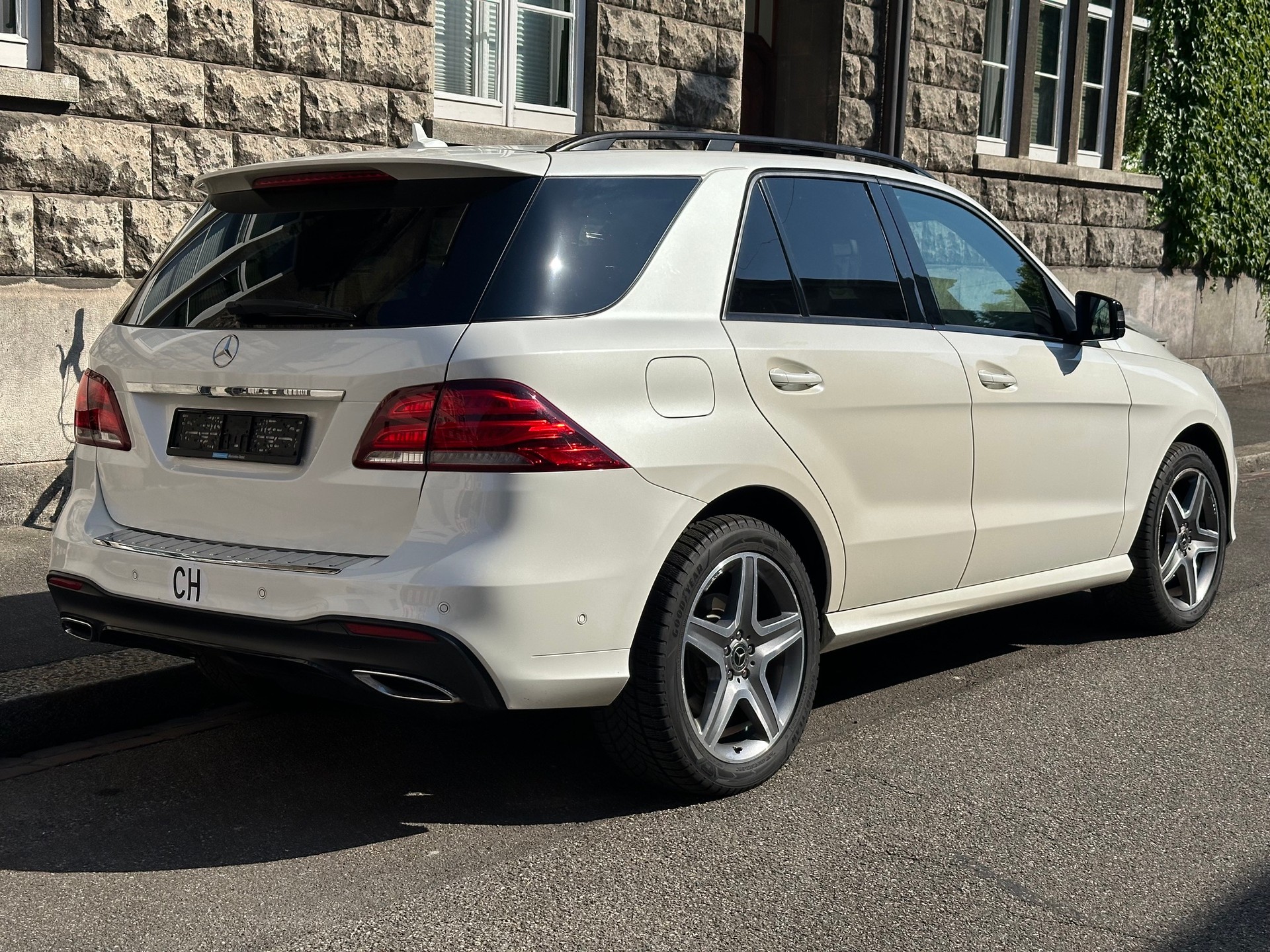 MERCEDES-BENZ GLE 350 d 4Matic 9G-Tronic-showroom-element-3