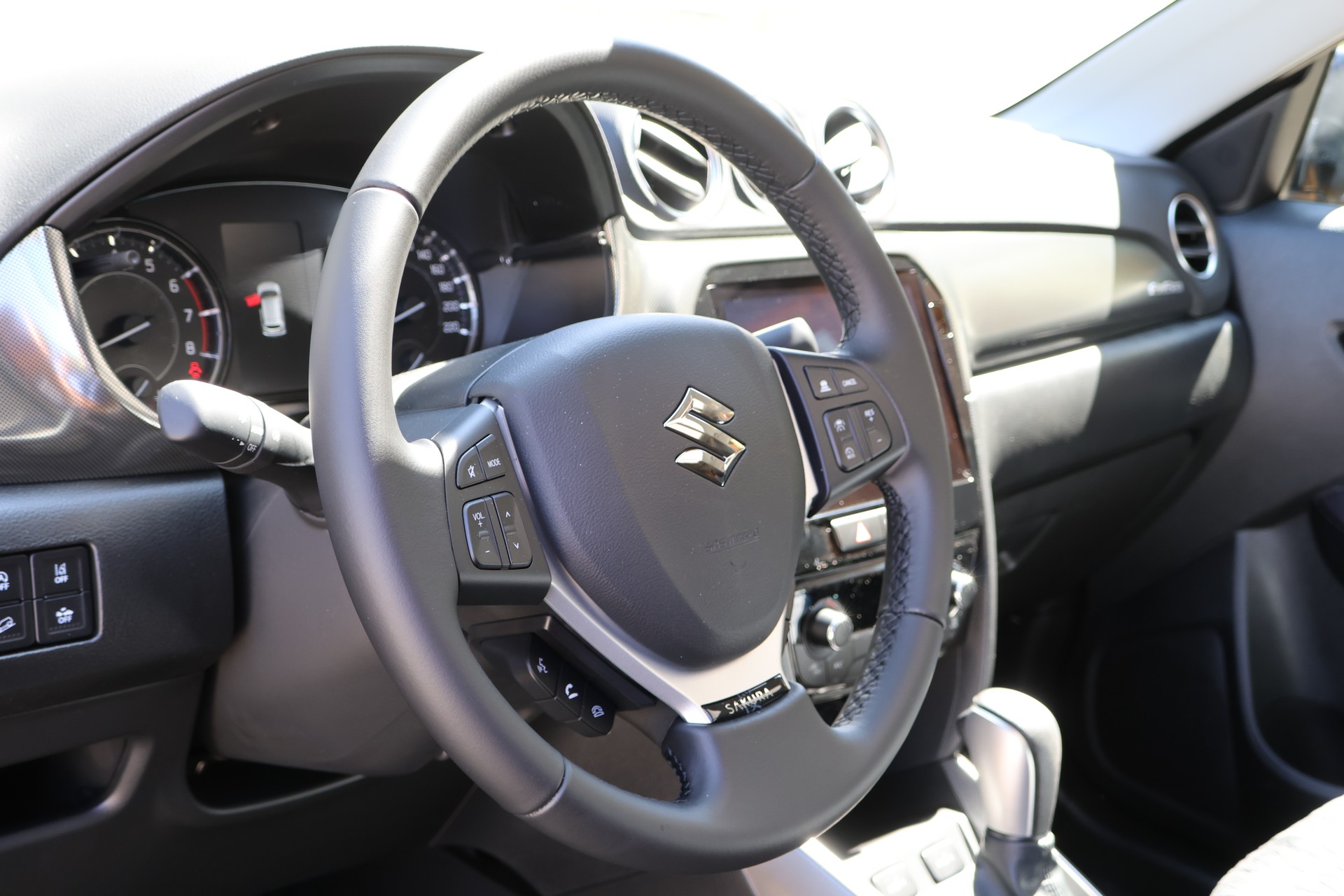 SUZUKI Vitara 1.4T Sakura Top 4x4 Hybrid Automatic-image-4
