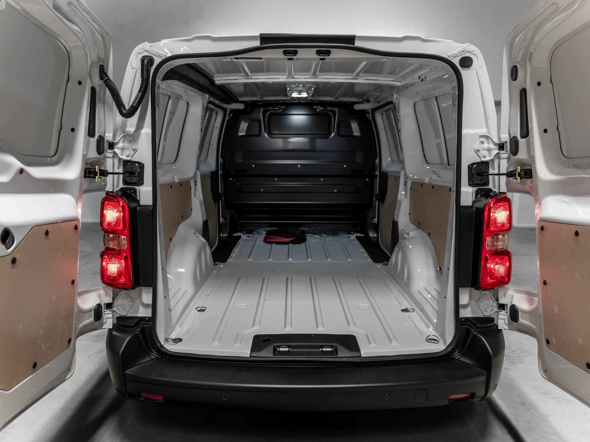 CITROEN e-Jumpy XL 75kWh 2500KG Anhängelast-image-10