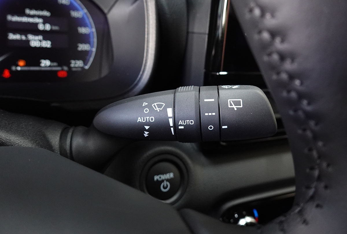 TOYOTA Yaris 1.5 Premium e-CVT-image-13