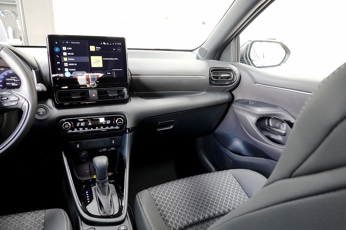 TOYOTA Yaris 1.5 Premium e-CVT-image-9