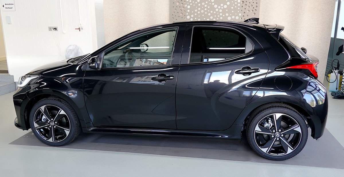 TOYOTA Yaris 1.5 Premium e-CVT-showroom-element-1