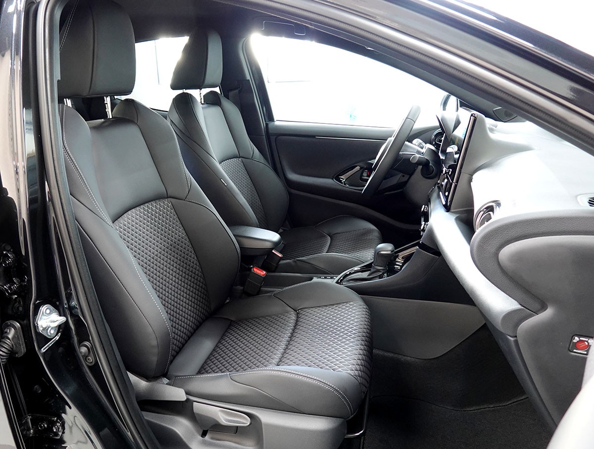 TOYOTA Yaris 1.5 Premium e-CVT-showroom-element-3