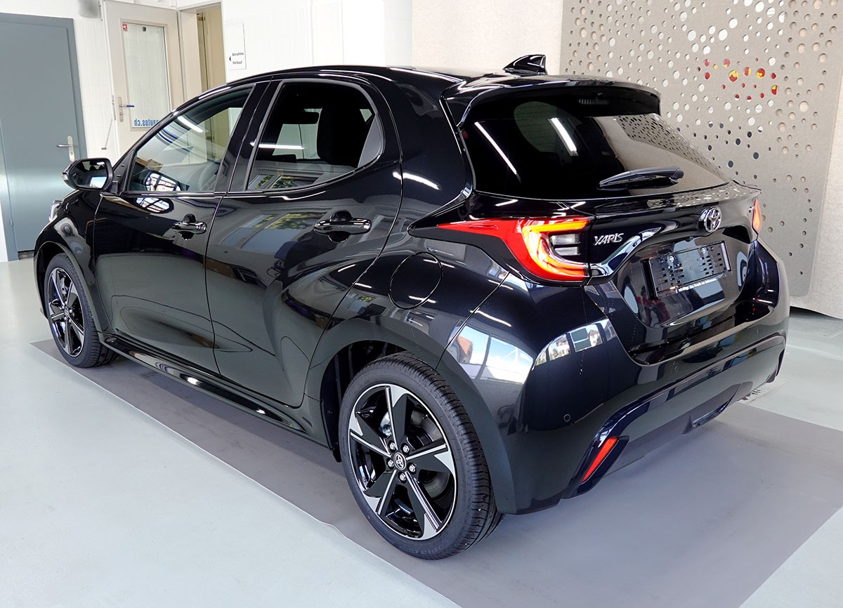 TOYOTA Yaris 1.5 Premium e-CVT-showroom-element-2