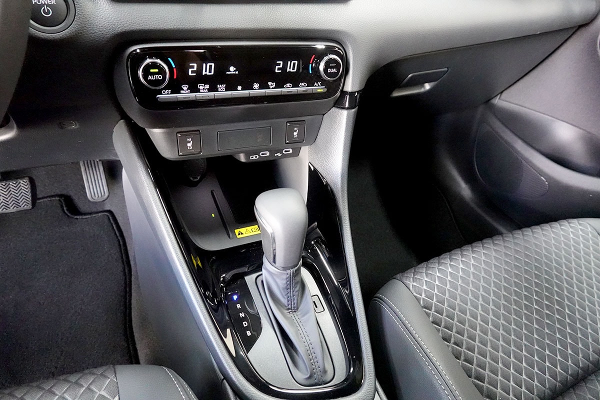 TOYOTA Yaris 1.5 Premium e-CVT-image-14