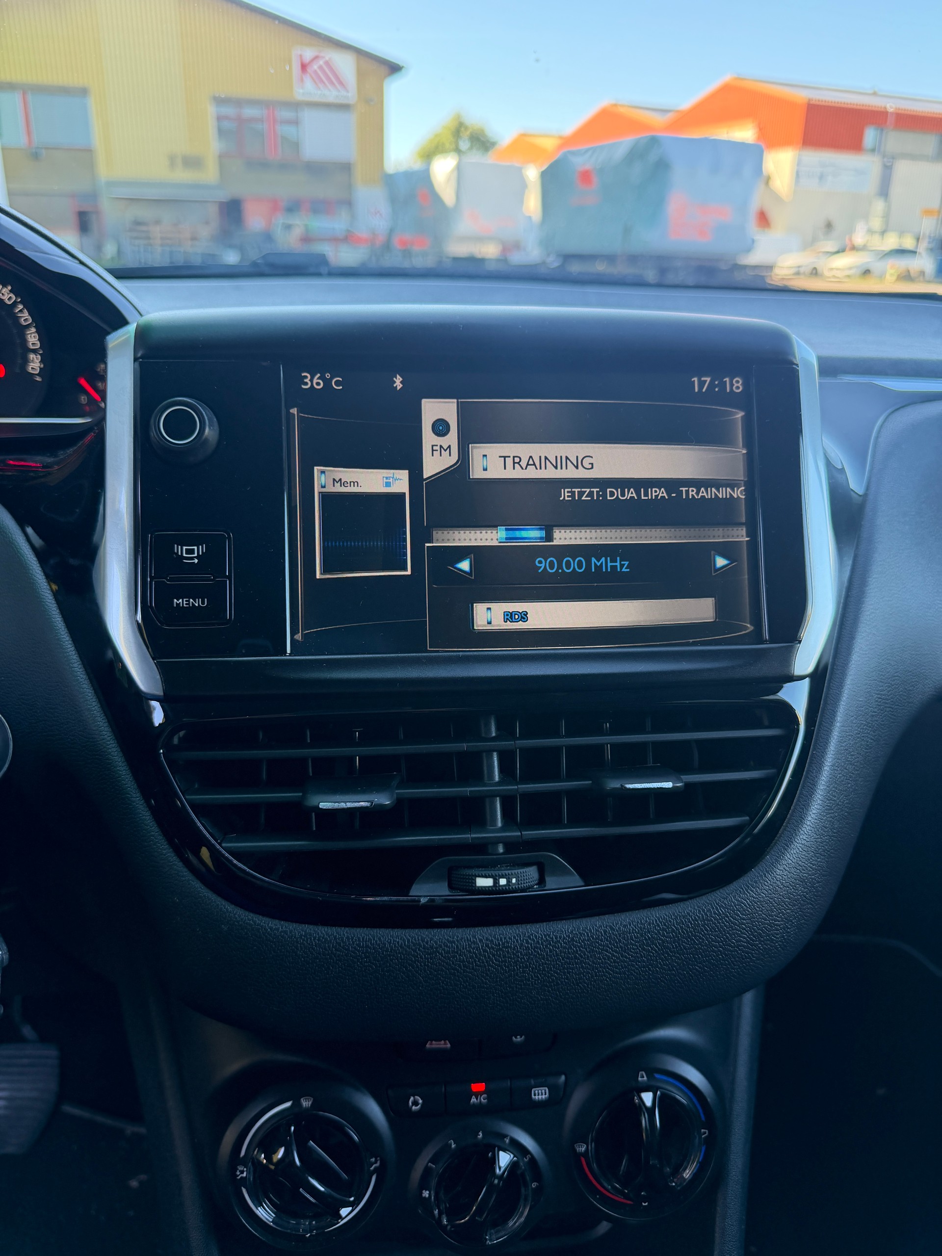 PEUGEOT 208 1.2 VTI Style-image-10