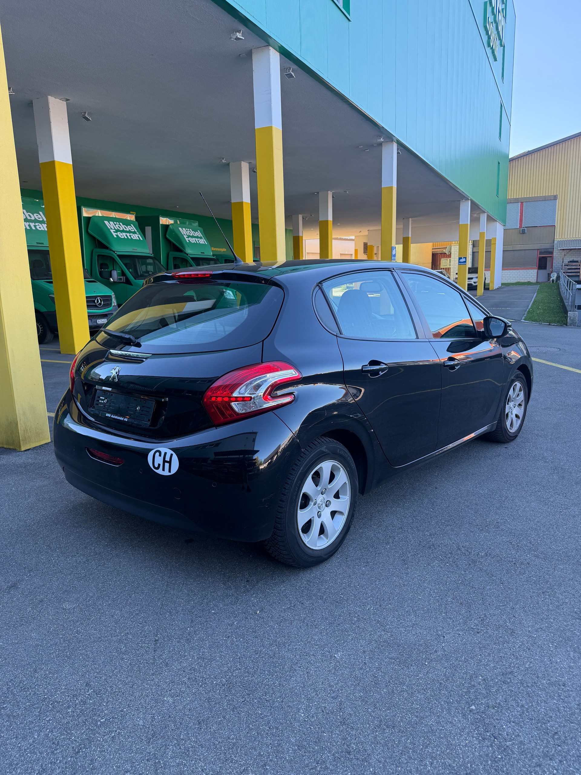 PEUGEOT 208 1.2 VTI Style-image-6