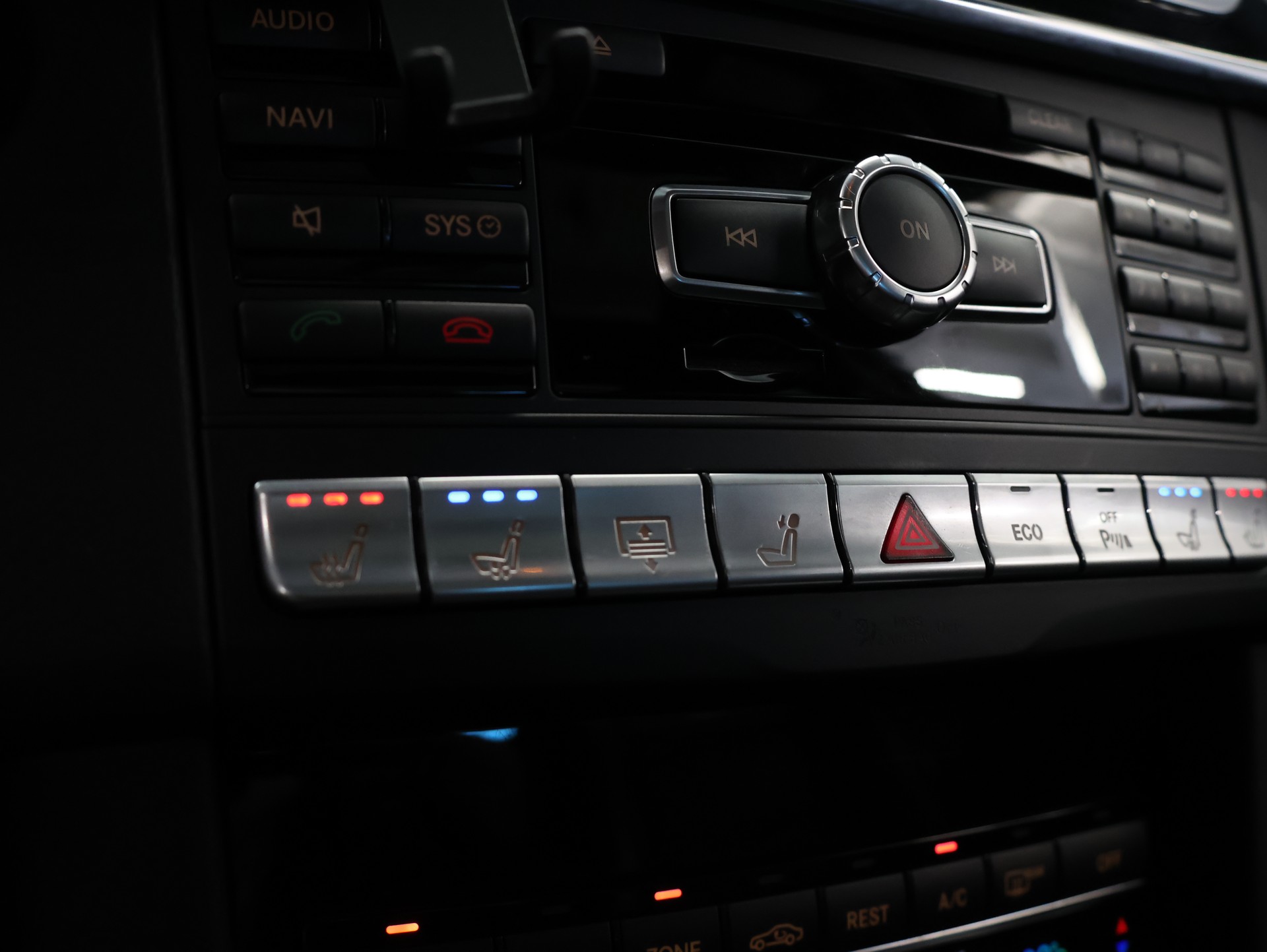 MERCEDES-BENZ E 63 AMG 4Matic Speedshift *OBSIDIANSCHWARZ-LACKIERUNG*-image-24