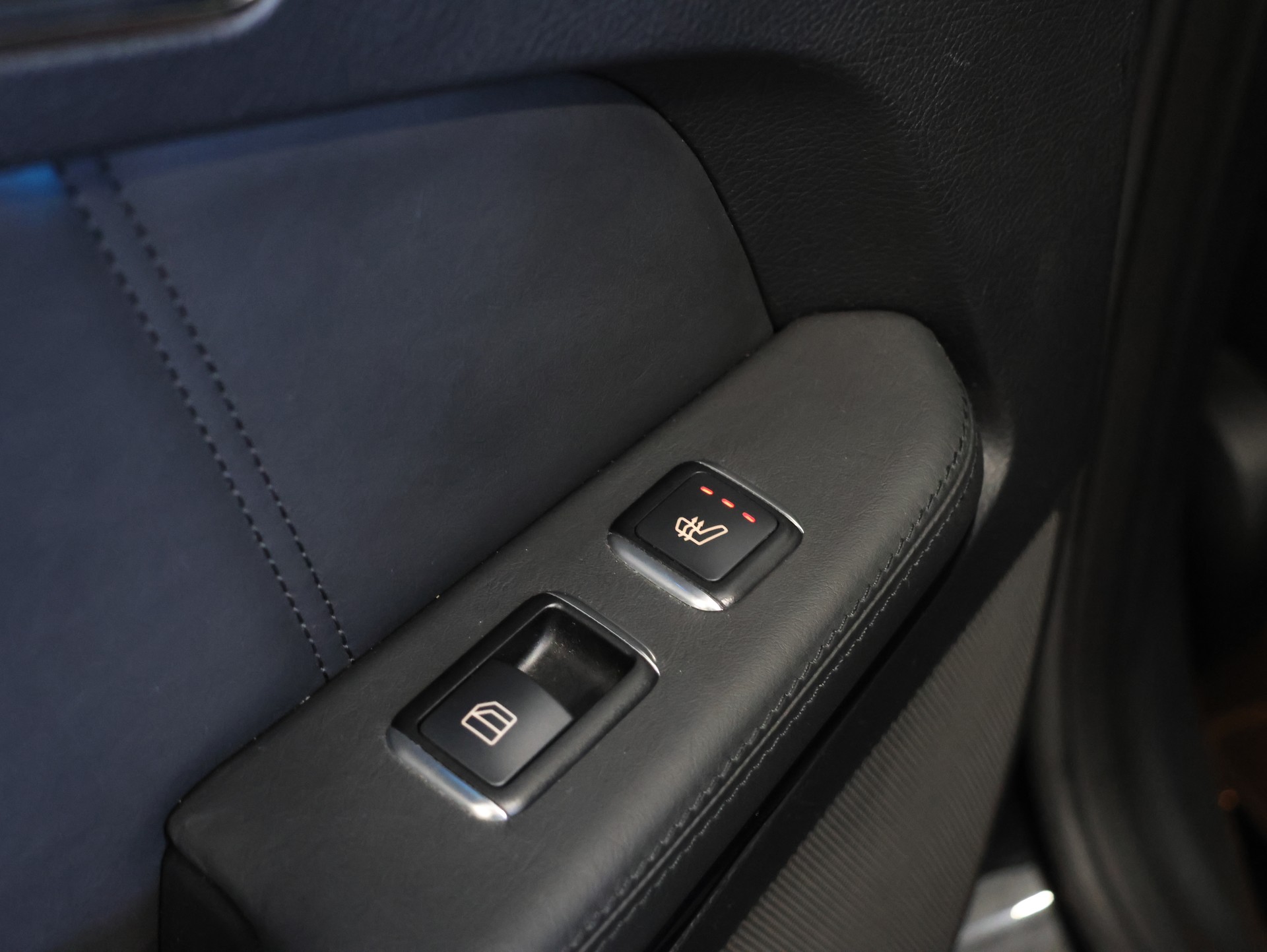 MERCEDES-BENZ E 63 AMG 4Matic Speedshift *OBSIDIANSCHWARZ-LACKIERUNG*-image-37