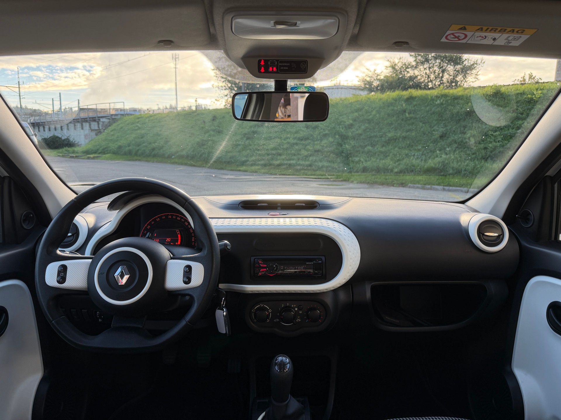 RENAULT Twingo 1.0 Life-image-11