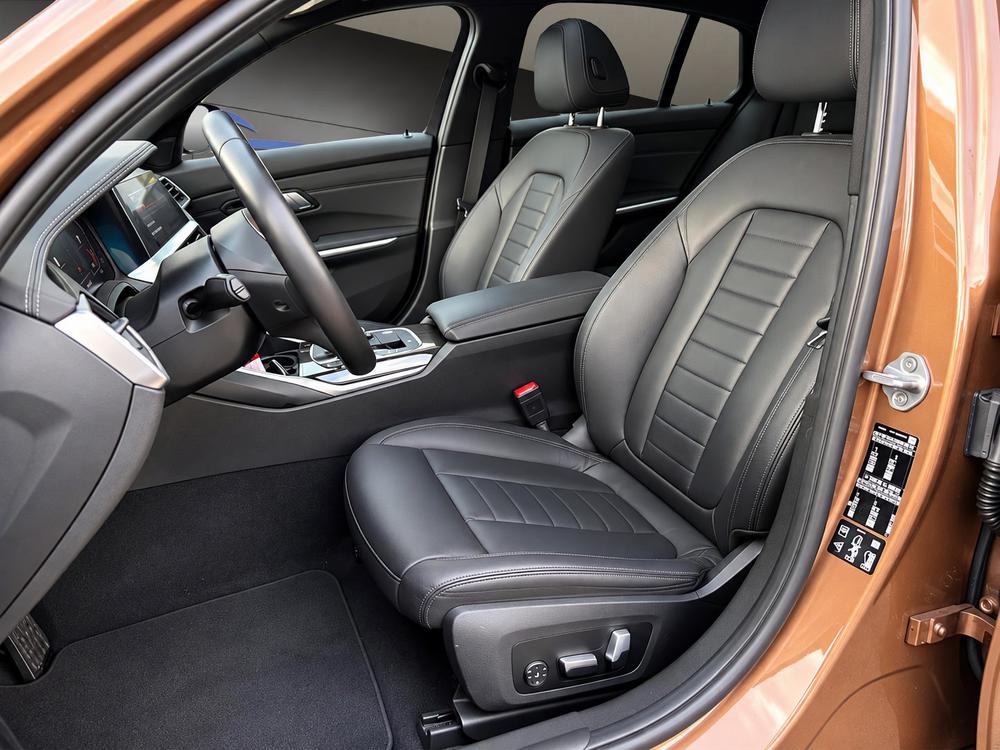 BMW 330d xDrive Steptronic Luxury Line-image-21