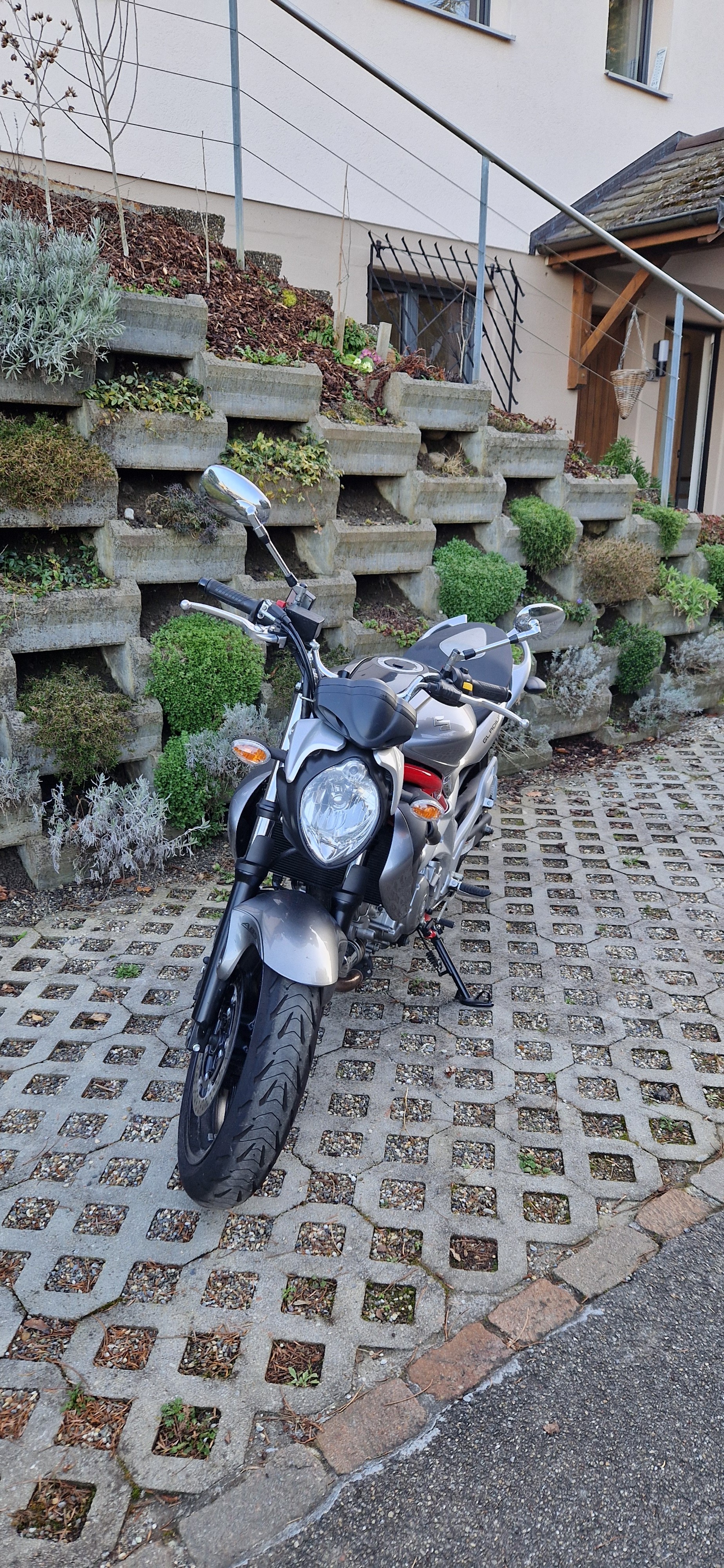 SUZUKI SFV 650 Gladius ABS-image-1