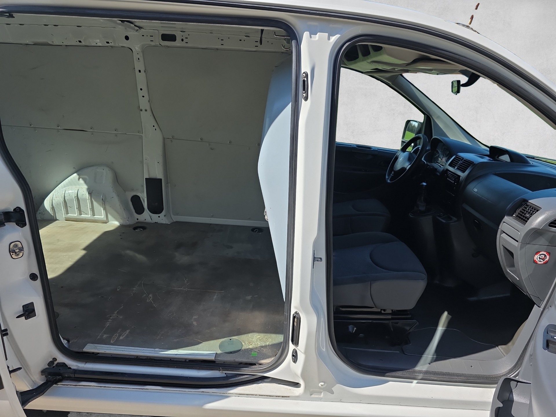 PEUGEOT Expert 2.0 HDi 227 L1H1-image-11