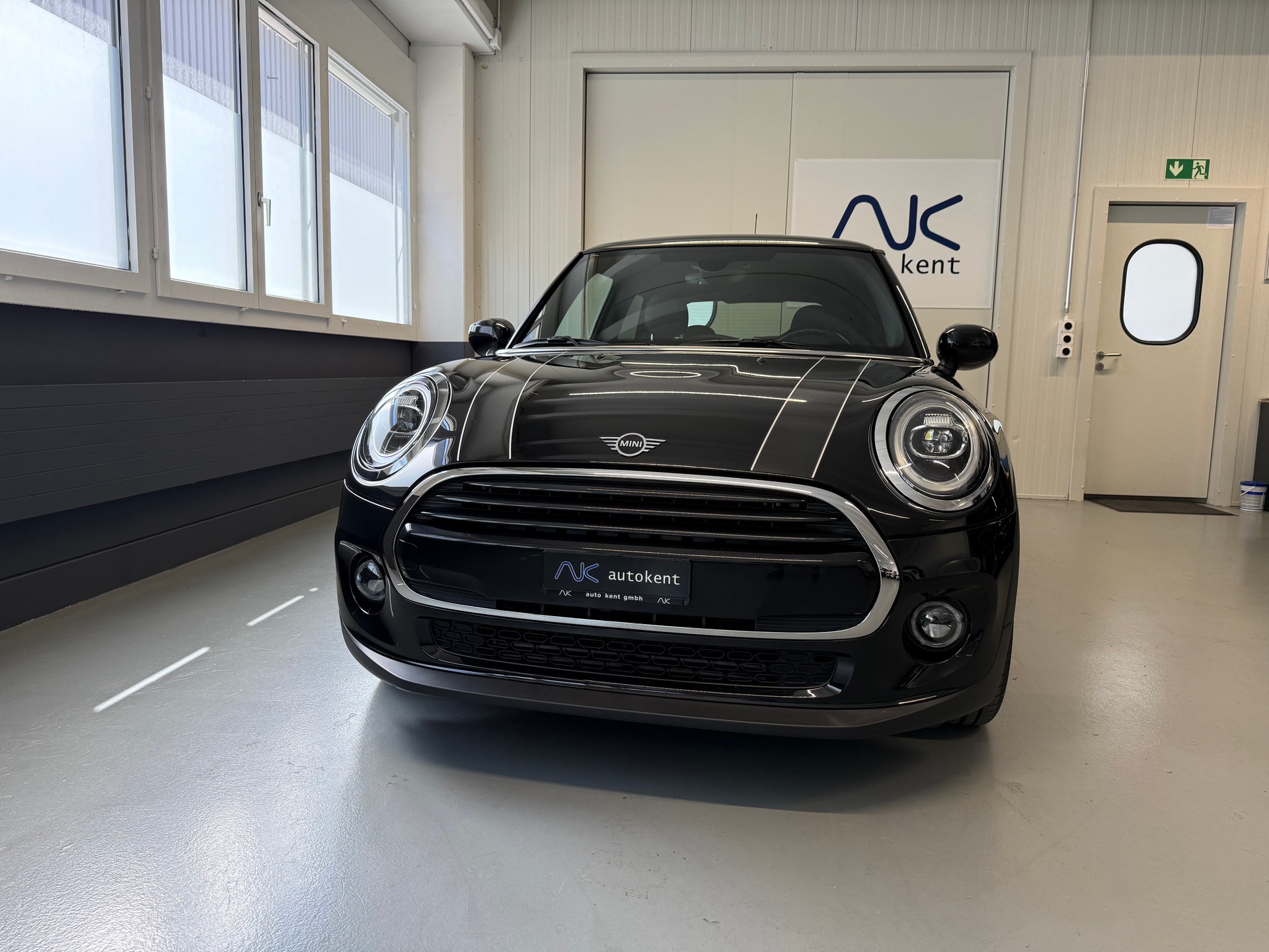 MINI Cooper-showroom-element-1
