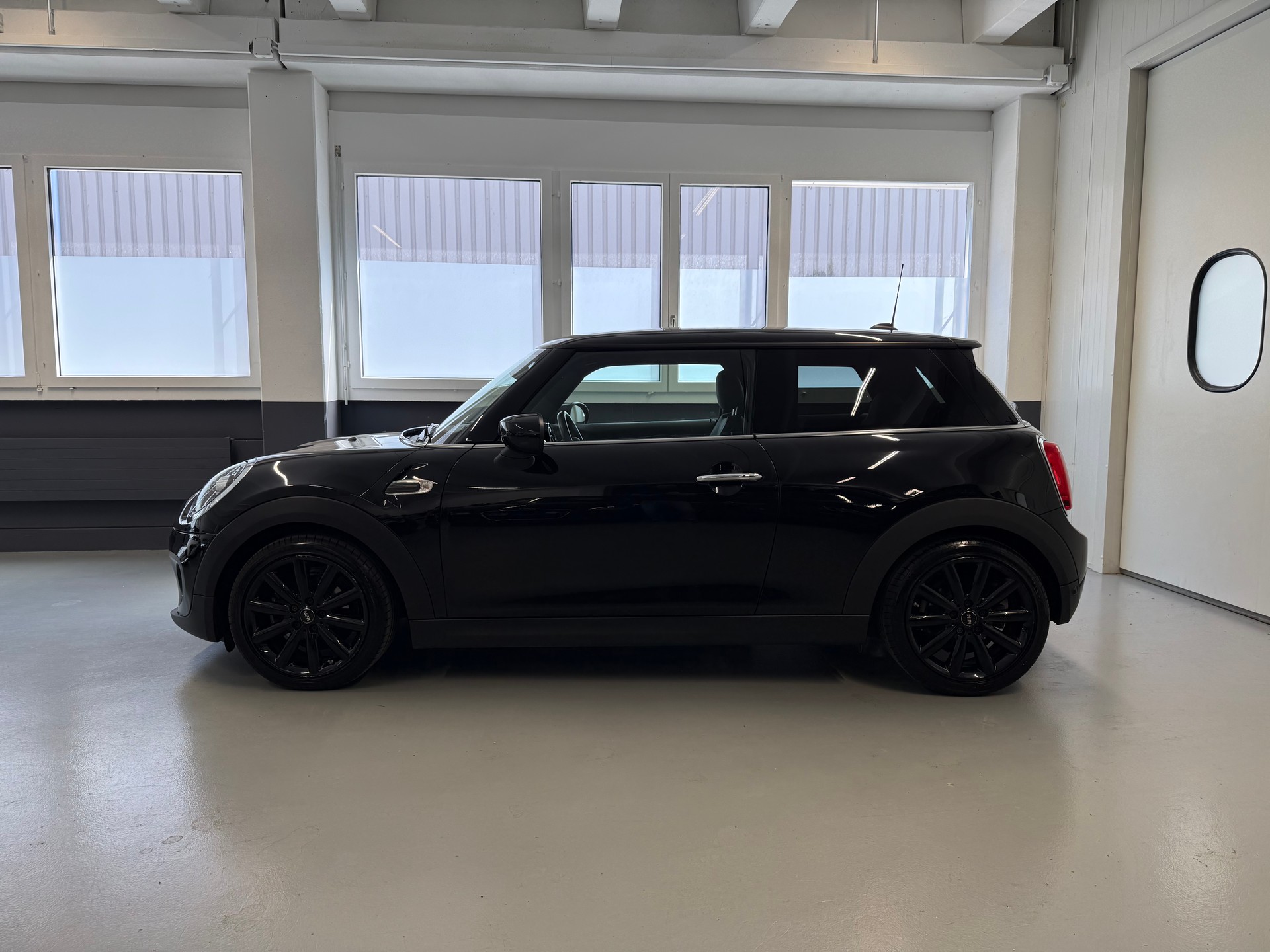 MINI Cooper-showroom-element-2