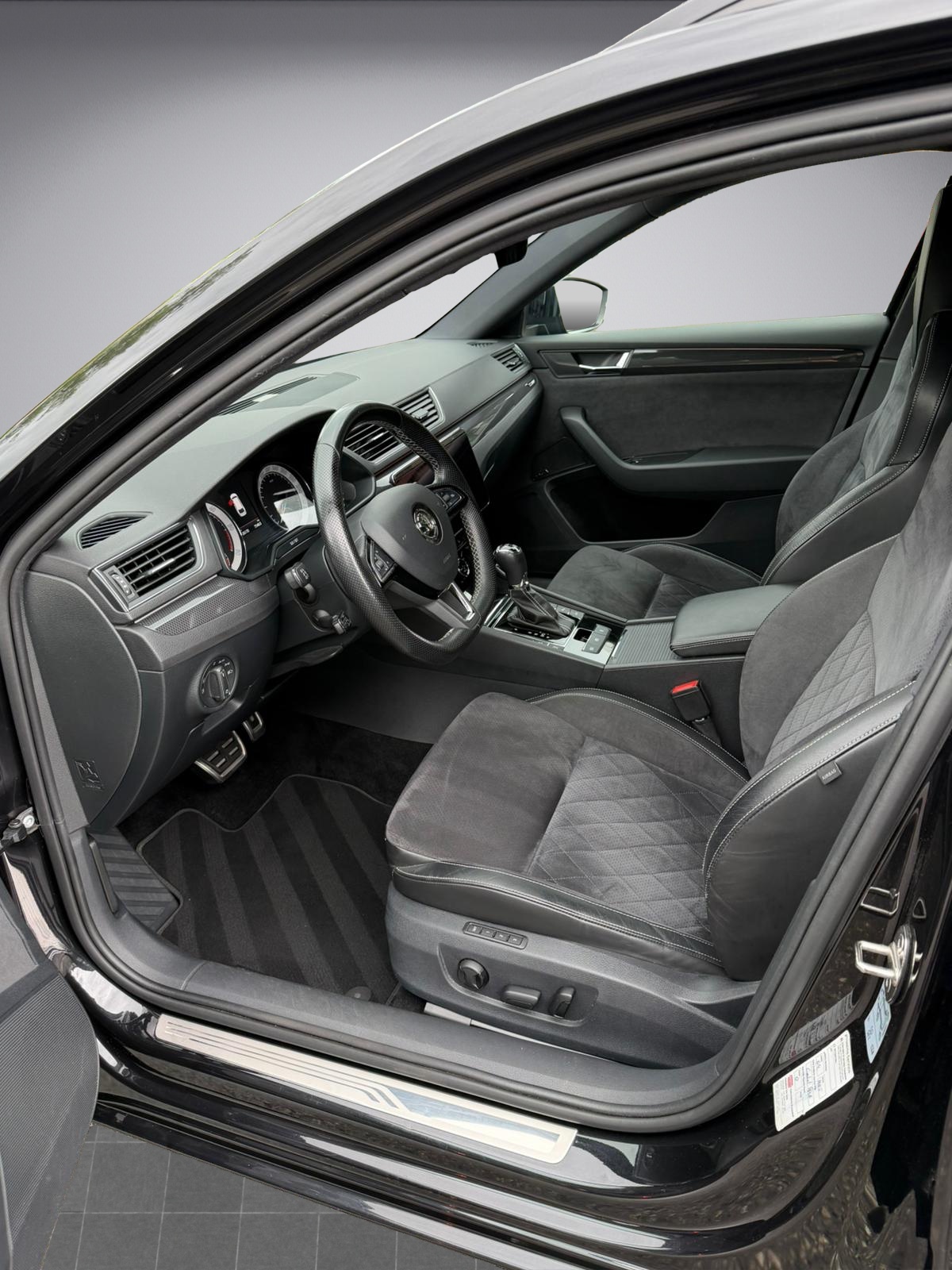 SKODA Superb Combi 2.0 TDi SportLine+ 4x4 DSG-image-9