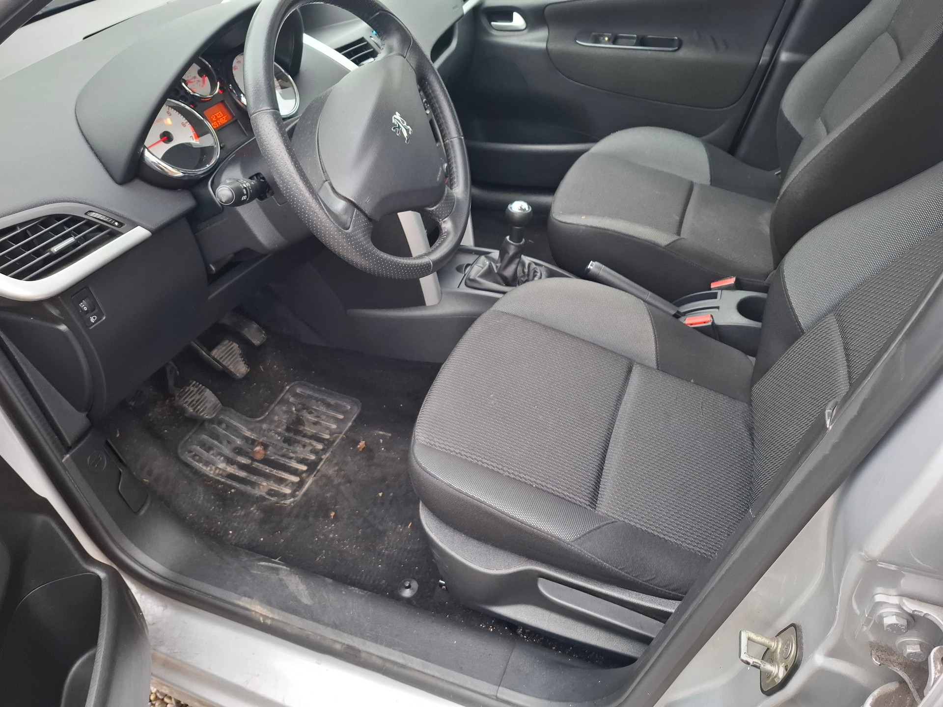 PEUGEOT 207 1.4 Swiss Edition-image-9