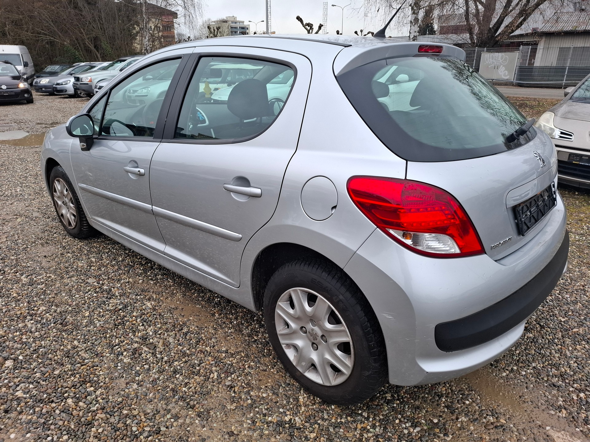PEUGEOT 207 1.4 Swiss Edition-image-5