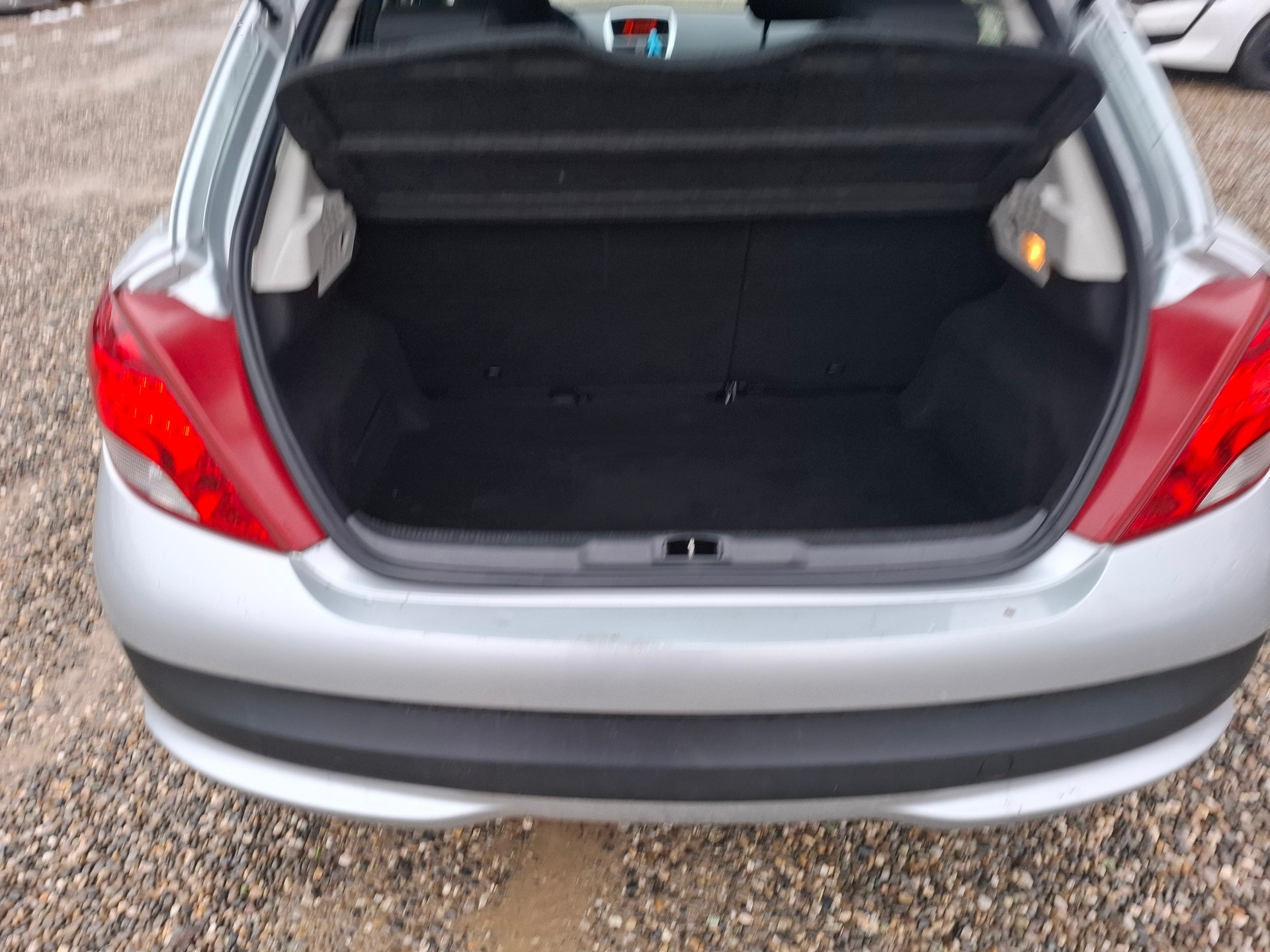 PEUGEOT 207 1.4 Swiss Edition-image-8