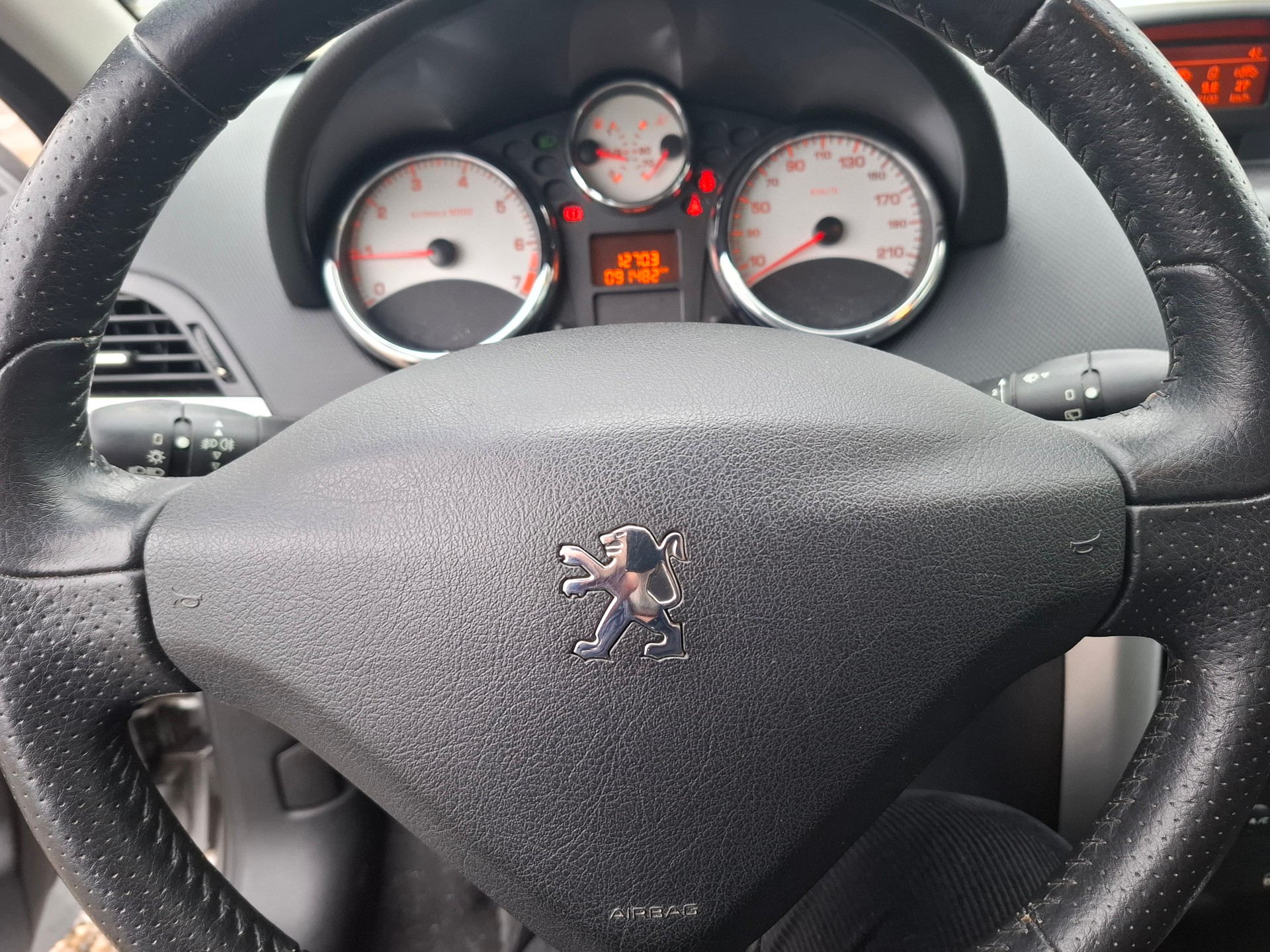 PEUGEOT 207 1.4 Swiss Edition-image-12