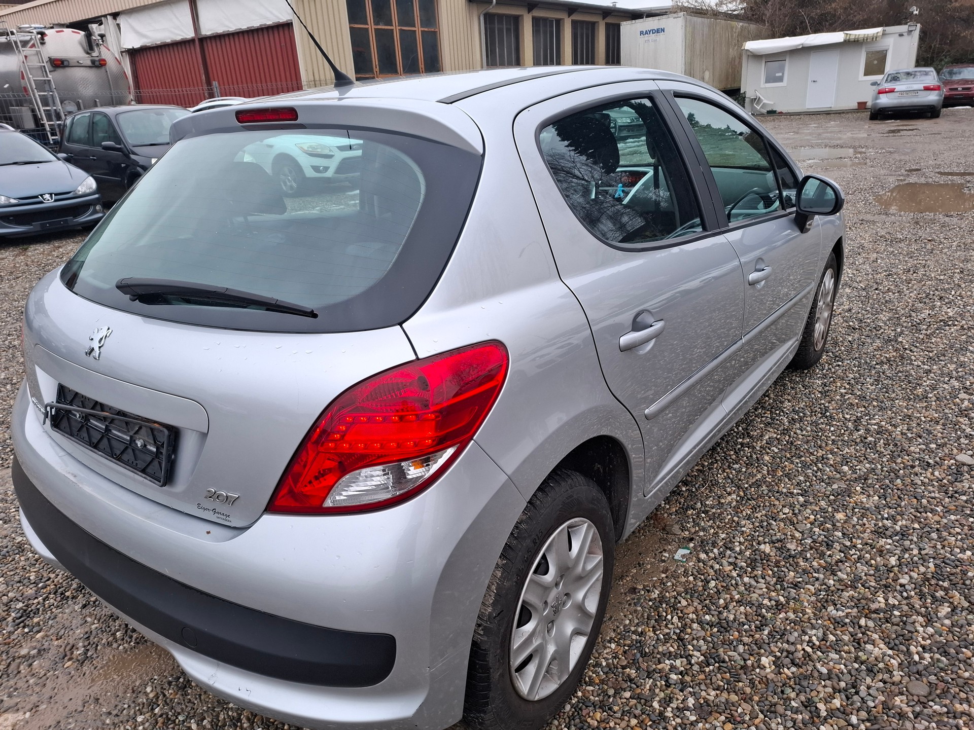 PEUGEOT 207 1.4 Swiss Edition-image-6