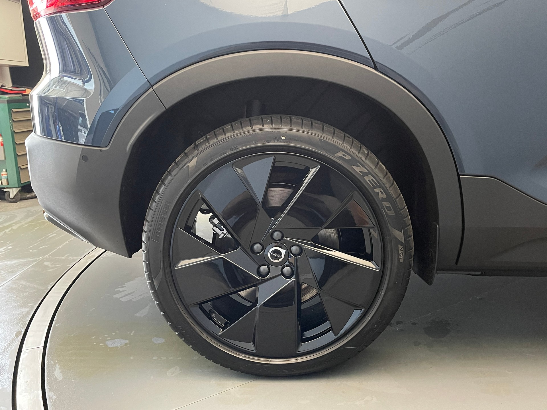 VOLVO EX40 Twin Black Edition AWD-showroom-element-3