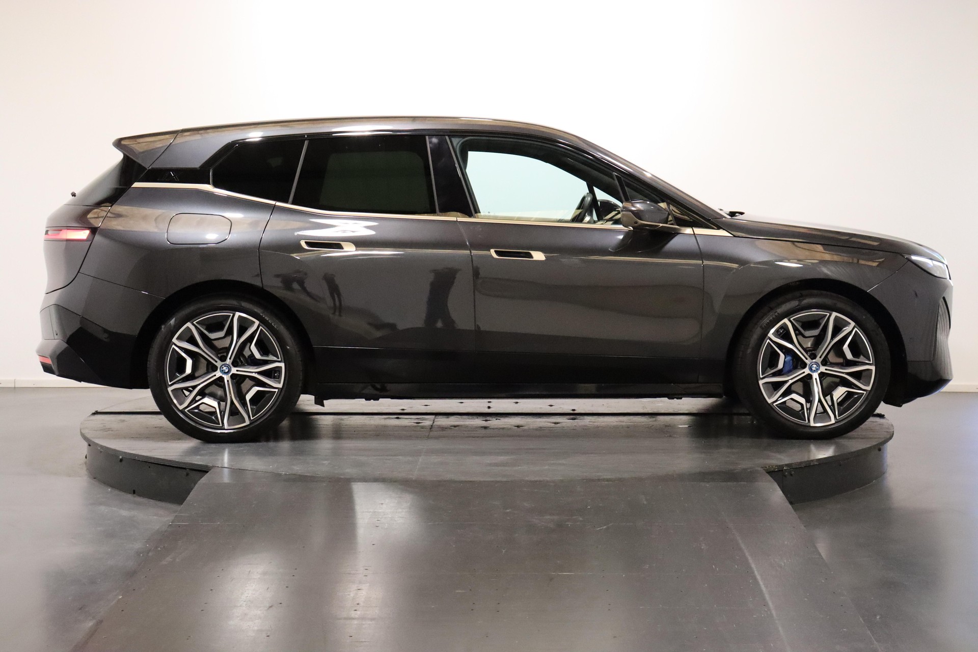 BMW iX xDrive50-showroom-element-3
